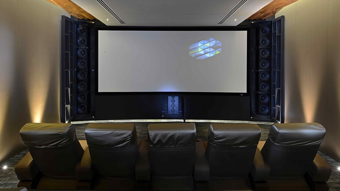 Model LS Center Lifestyle 1