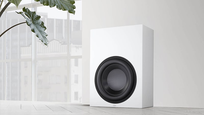 Lyngdorf BW-2 beyaz aktif subwoofer ızgarasız close up görünüm