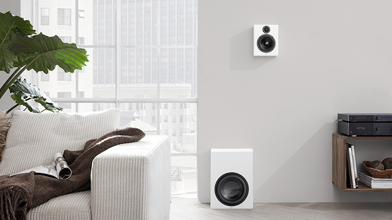Beyaz Lyngdorf BW-2 woofer ve MH-2 uydu hoparlör kurulumu