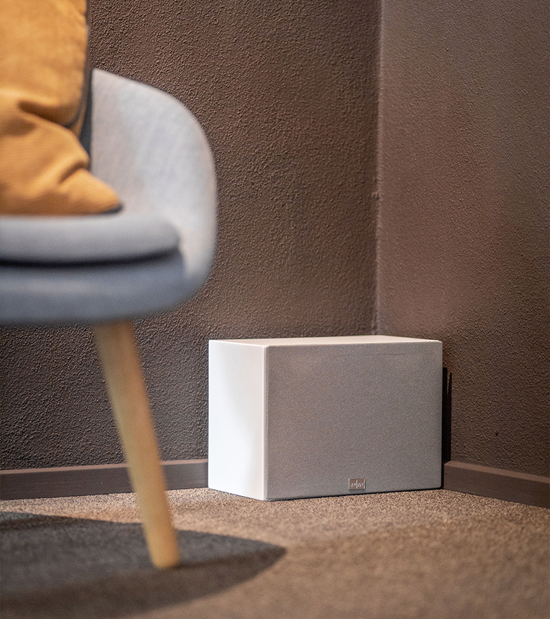 Beyaz renkli Lyngdorf BW-3 subwoofer ve gri Gabriel kumaş kapak görünümü