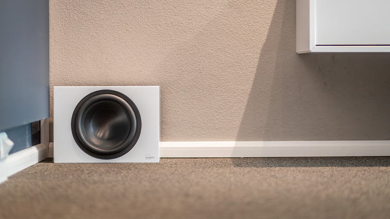 Lyngdorf BW-3 beyaz aktif subwoofer ünitesi